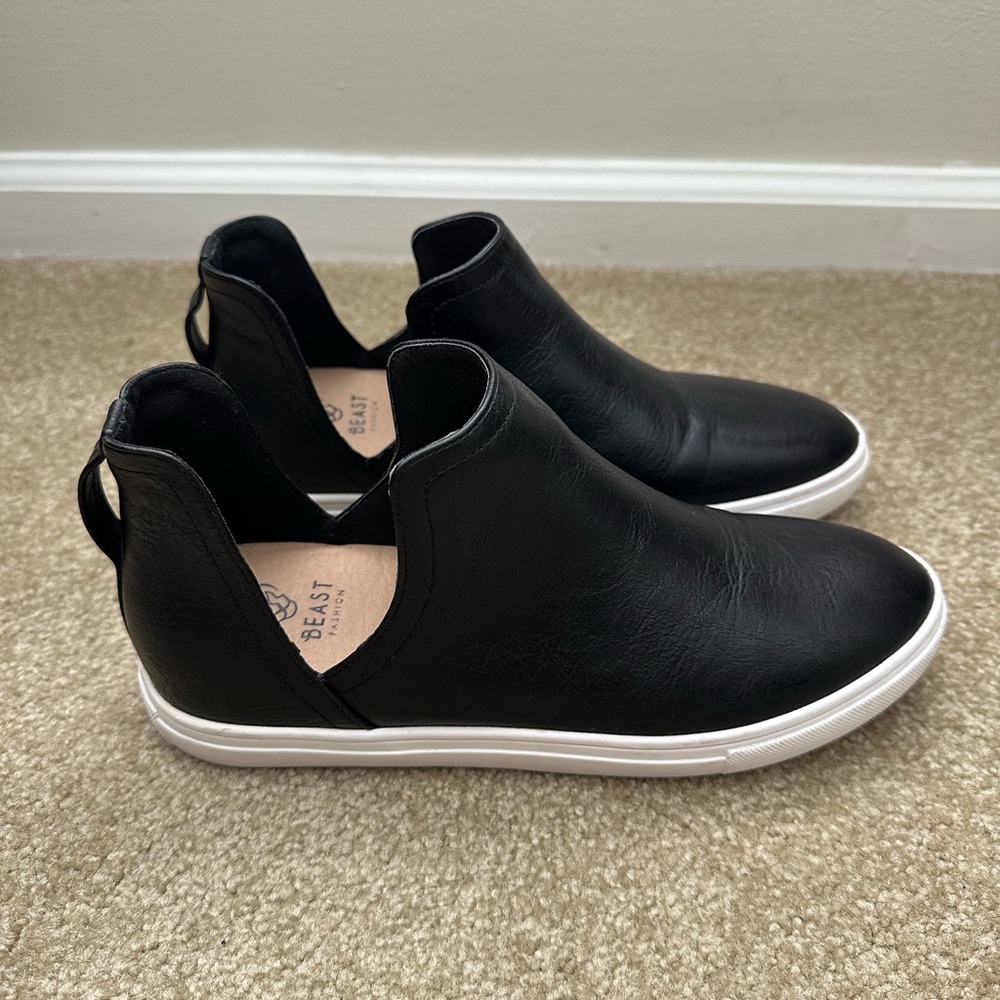 Women’s 7.5 Black Leather Sneak Peek Shoes